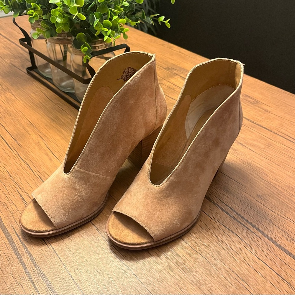 The CUTEST peep- toe, suede sandals ever! Versatile and perfect for spring! 💛